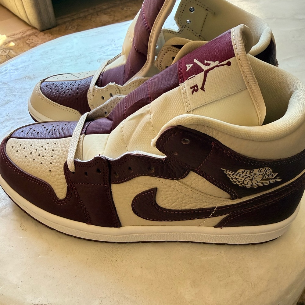 Jordan Kids Sneakers in Maroon and Cream